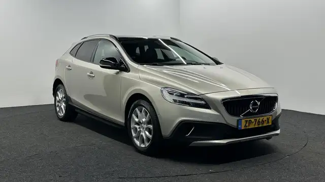 Volvo V40 Cross Country view 3