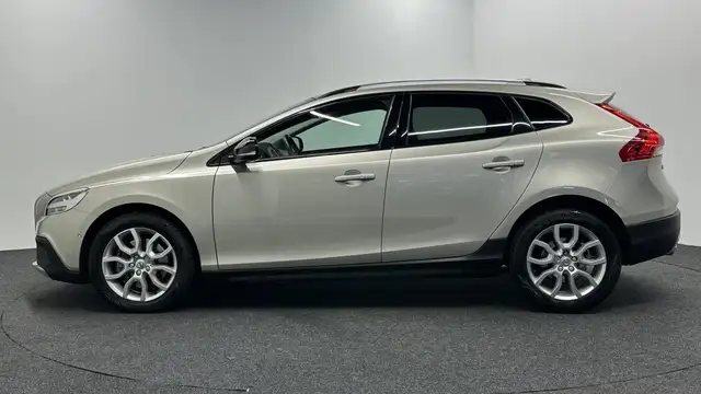 Volvo V40 Cross Country view 8