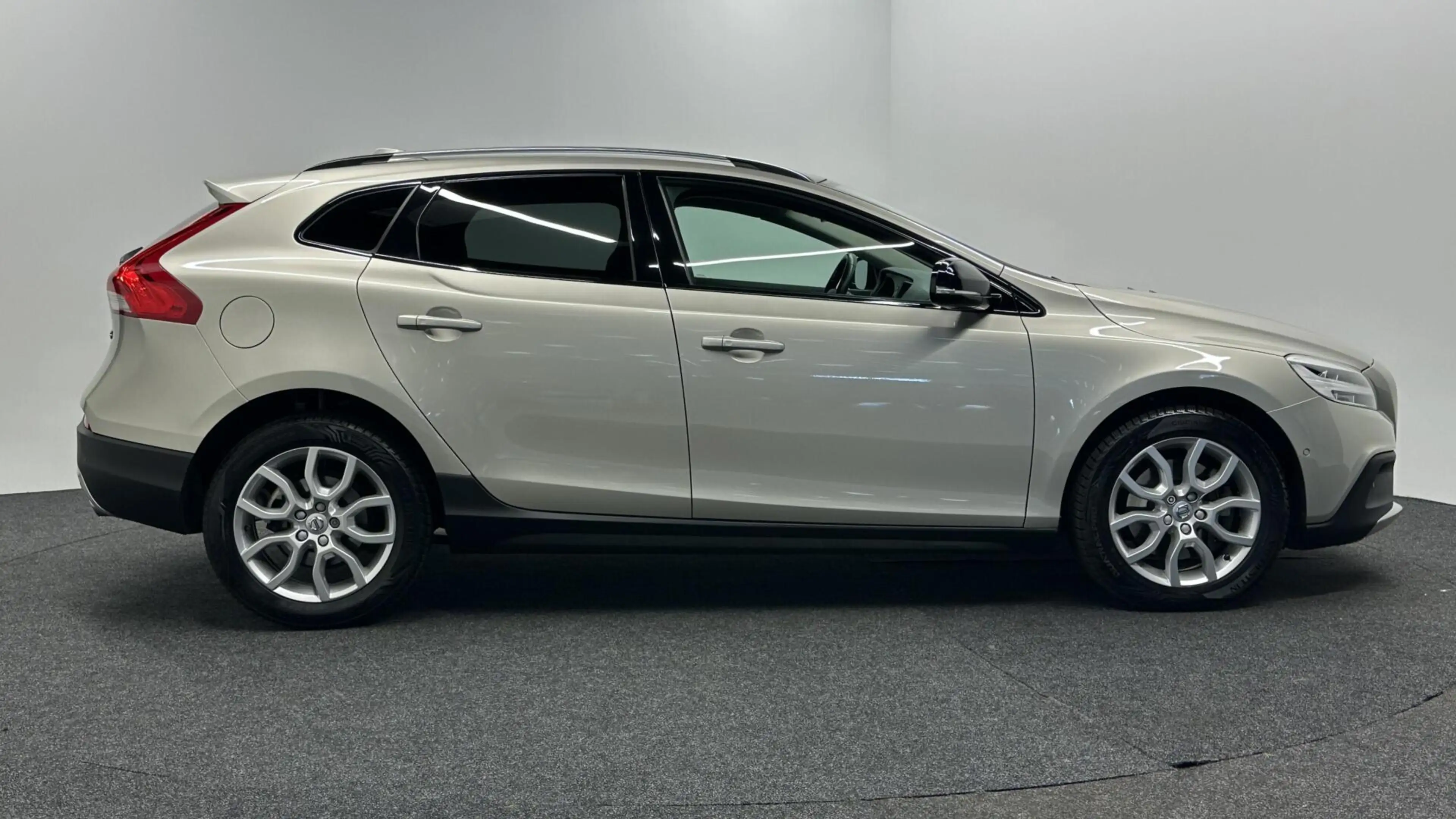 Volvo V40 Cross Country 1.5 T3 Polar+ Luxury LEER PANO NAVI TREKHAAK ECC C — photo 9