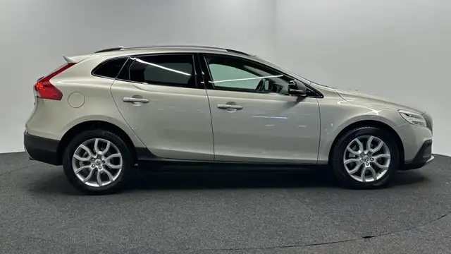 Volvo V40 Cross Country view 9