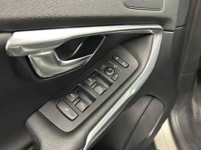 Volvo V40 Cross Country view 21