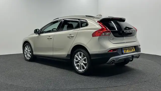 Volvo V40 Cross Country view 4