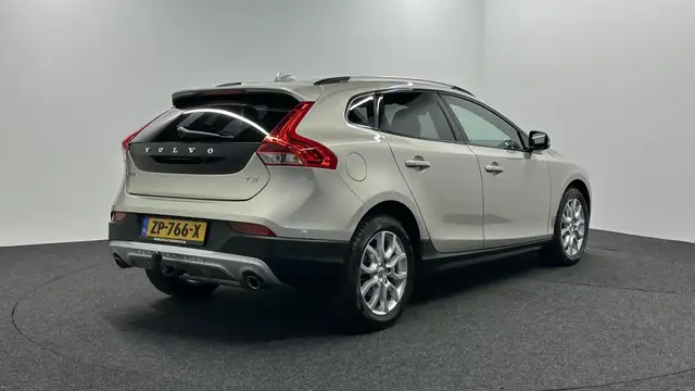 Volvo V40 Cross Country view 5