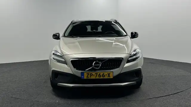 Volvo V40 Cross Country view 6