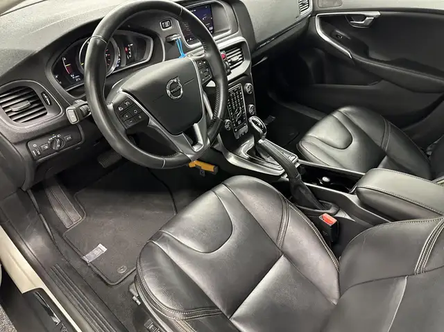 Volvo V40 Cross Country view 19