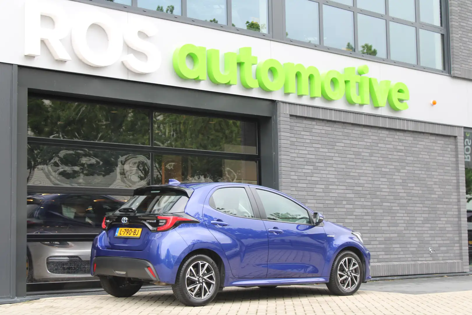 Toyota Yaris 1.5 Hybrid Dynamic | NAP | KEYLESS | CAMERA | DEAL Blauw - 2