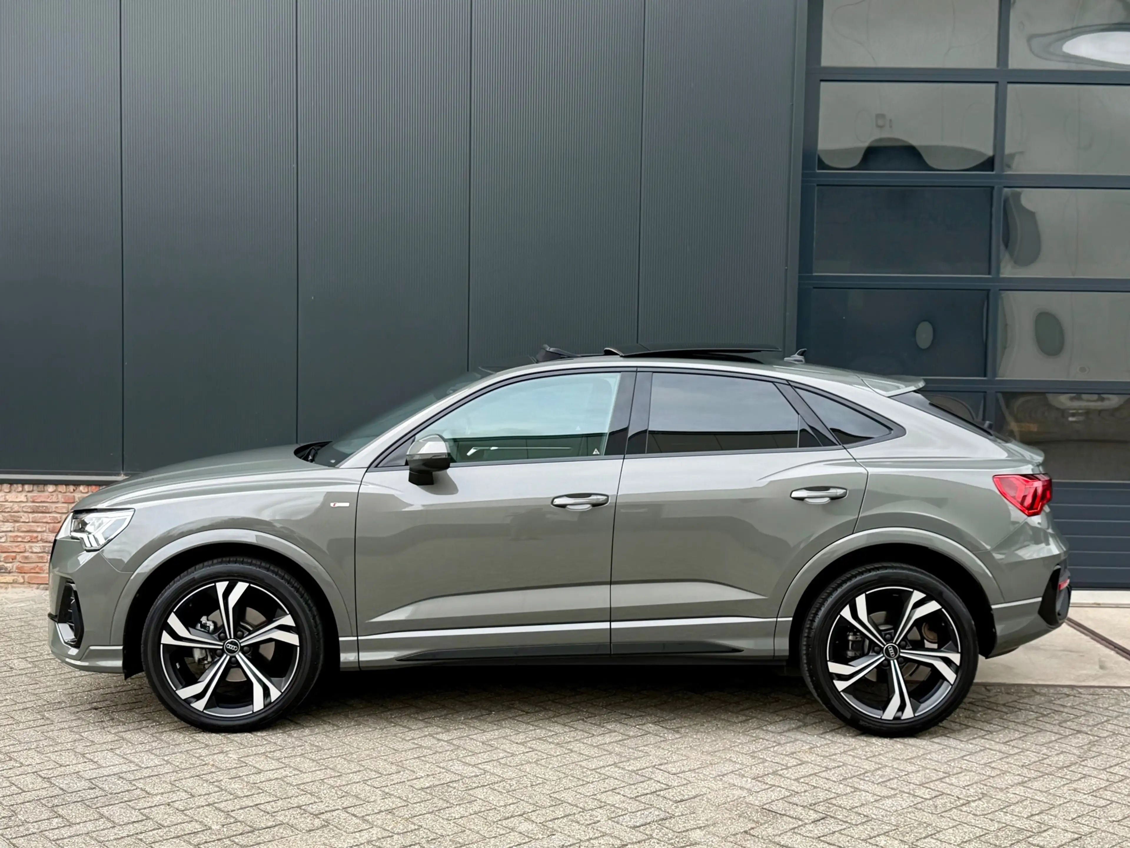 Audi Q3 SPORTBACK 35 TFSI S-Line 150 pk Blackstyle/pano/Ca — photo 3