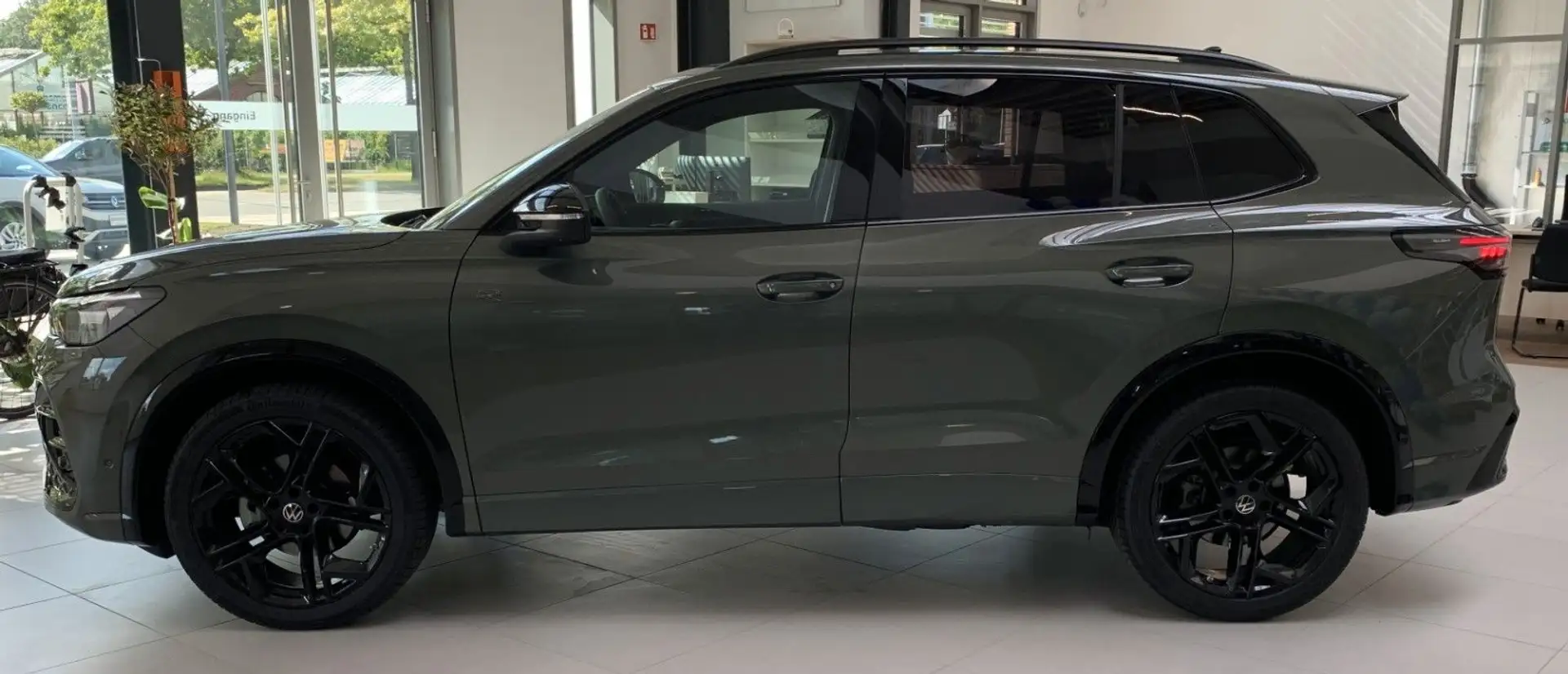 Volkswagen Tiguan 1.5 eTSI*R-Line*Black Style*AHK*Pano.* Grün - 2