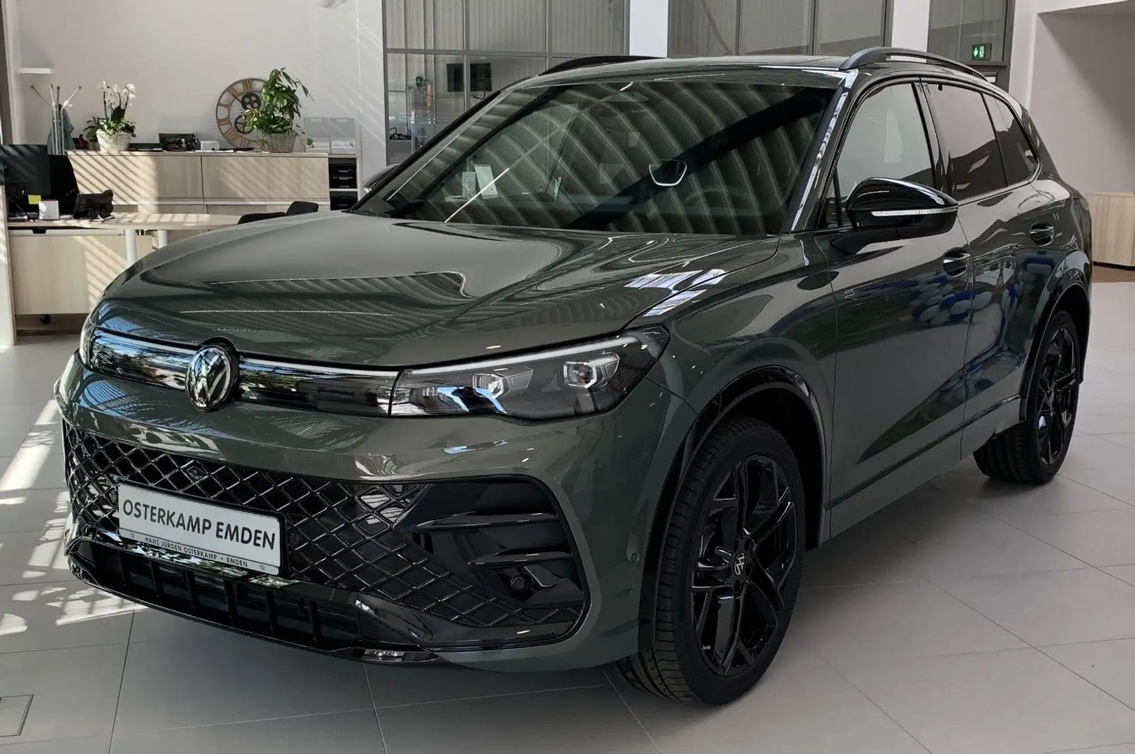 Volkswagen Tiguan 1.5 eTSI*R-Line*Black Style*AHK*Pano.* Grün - 1