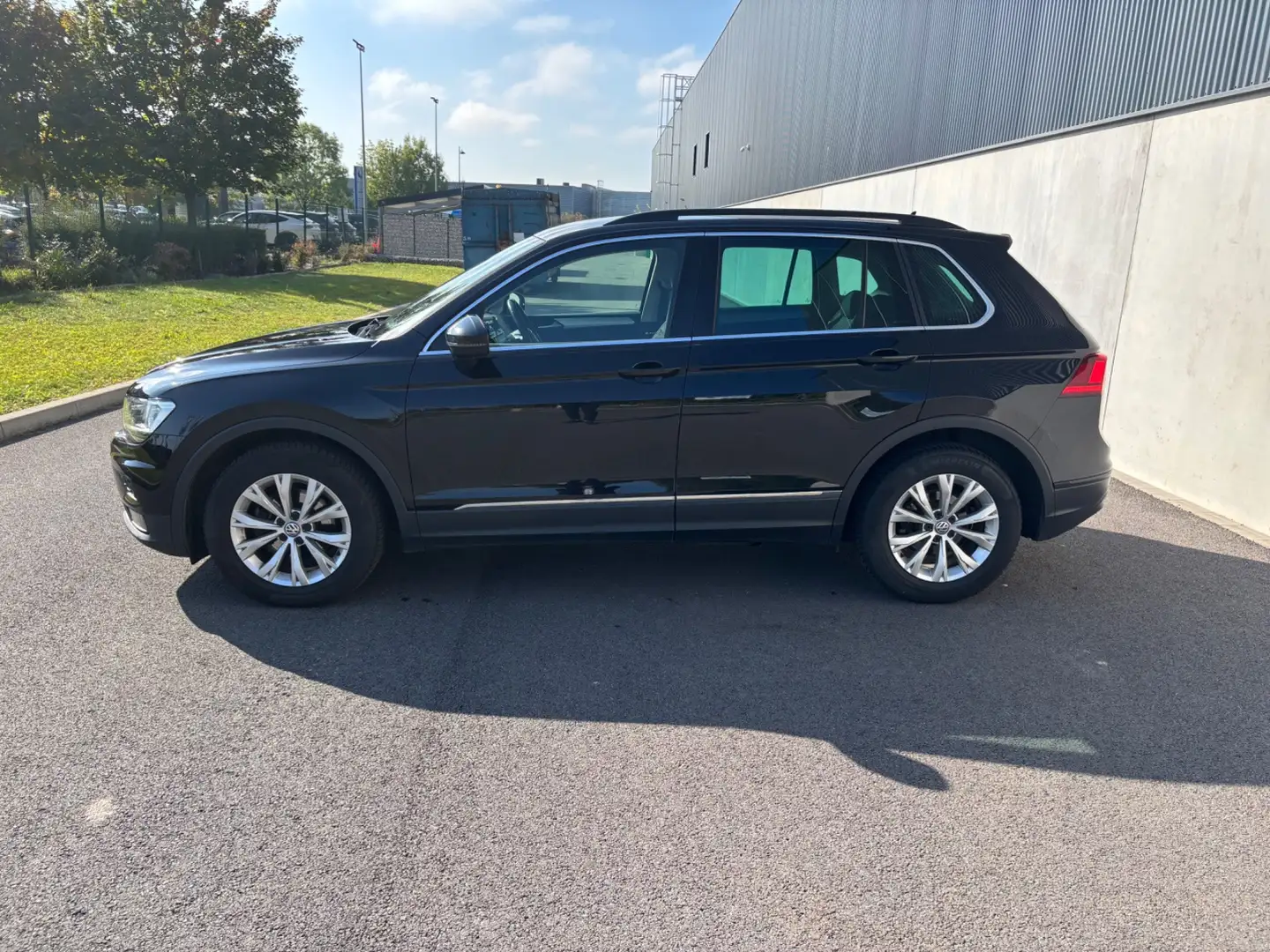 Volkswagen Tiguan Confortline Negro - 2