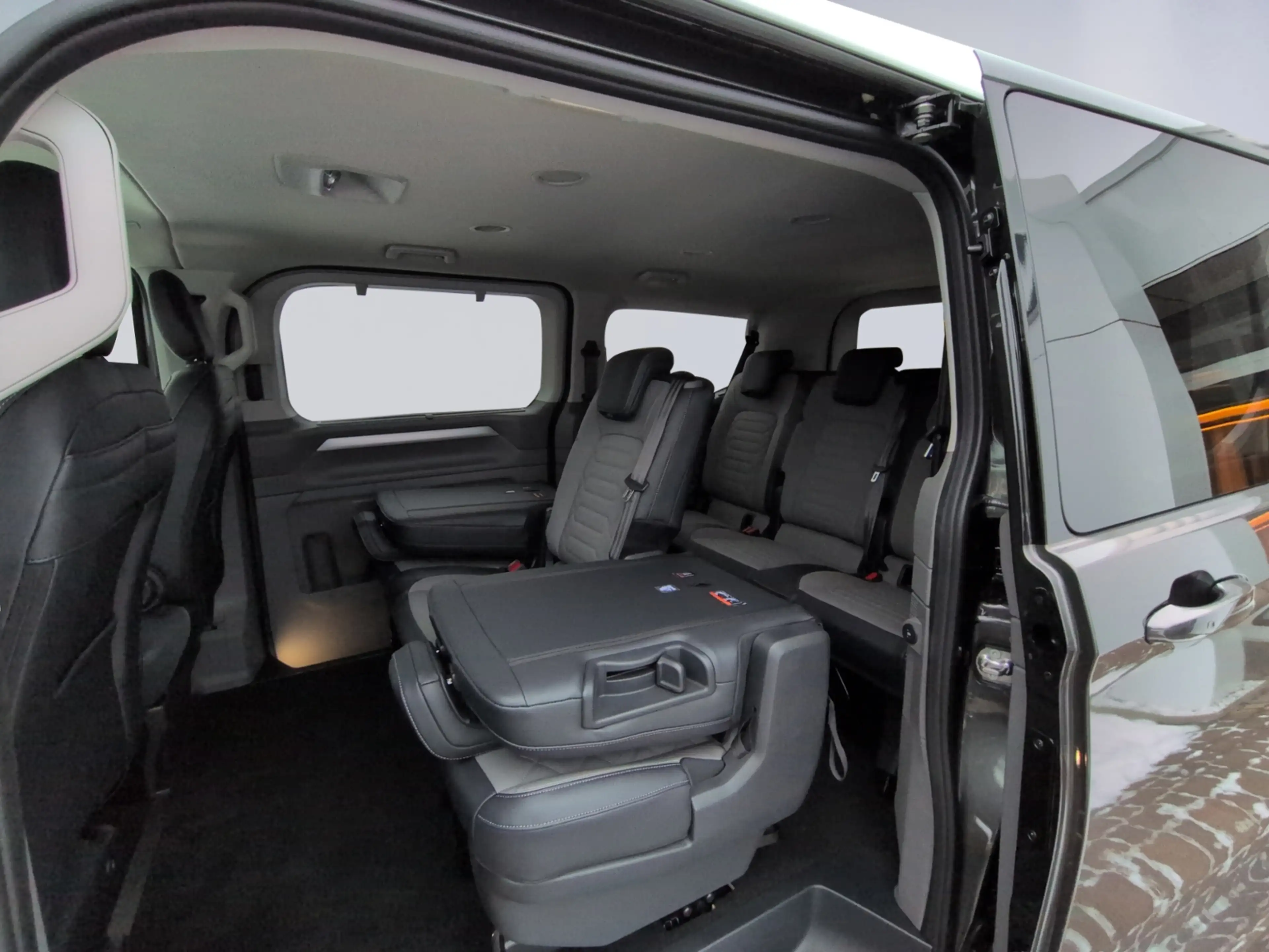 Volkswagen T7 Caravelle Style 2.0 TDI 4MOTION LED NAVI ALU — photo 14