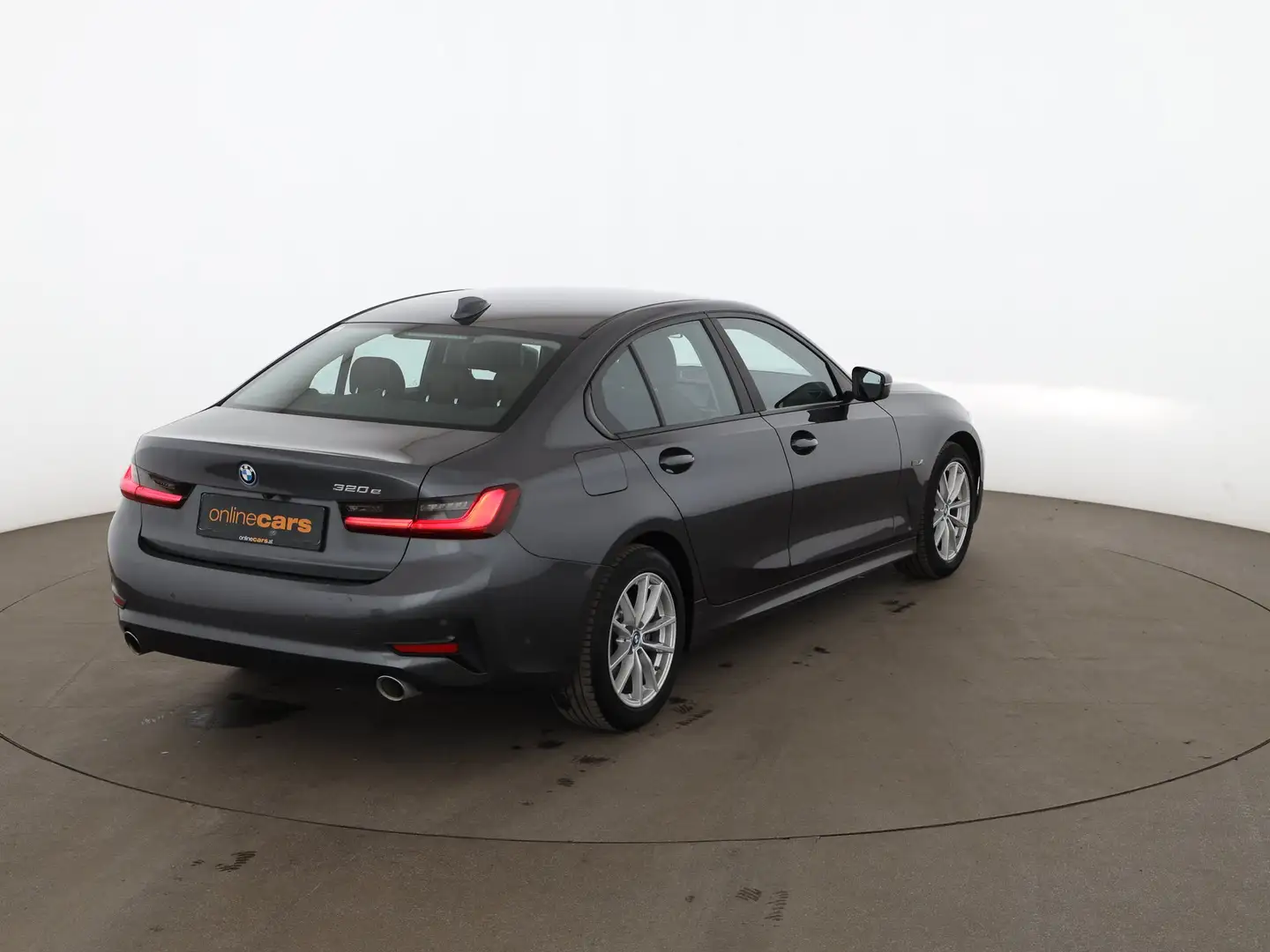 BMW 320 e Limousine Advantage Aut LED LEDER NAVI R-CAM Grau - 2