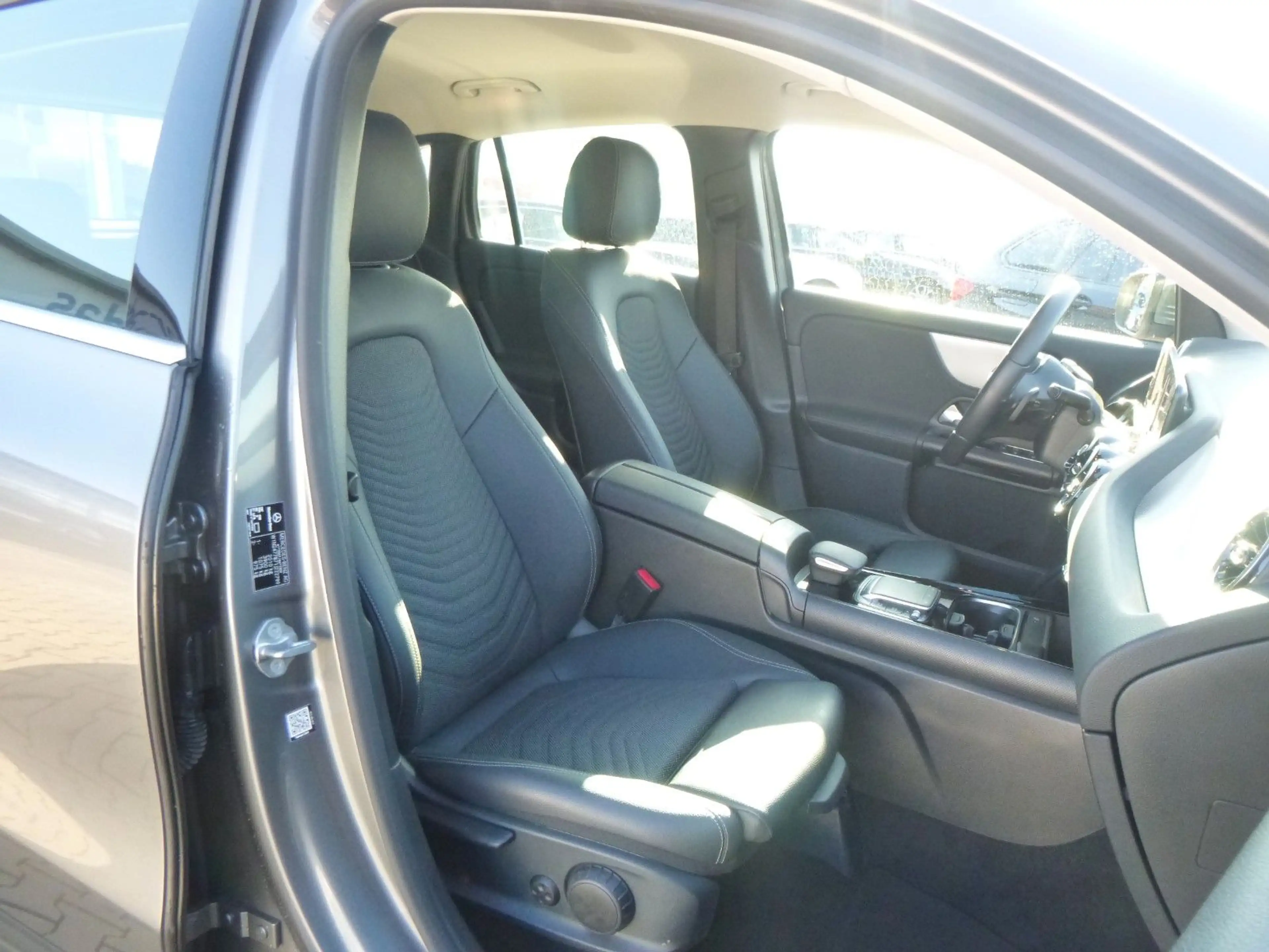 Mercedes-Benz GLA 200 AUT/LED/NAV/SHZ/Teilleder — photo 12