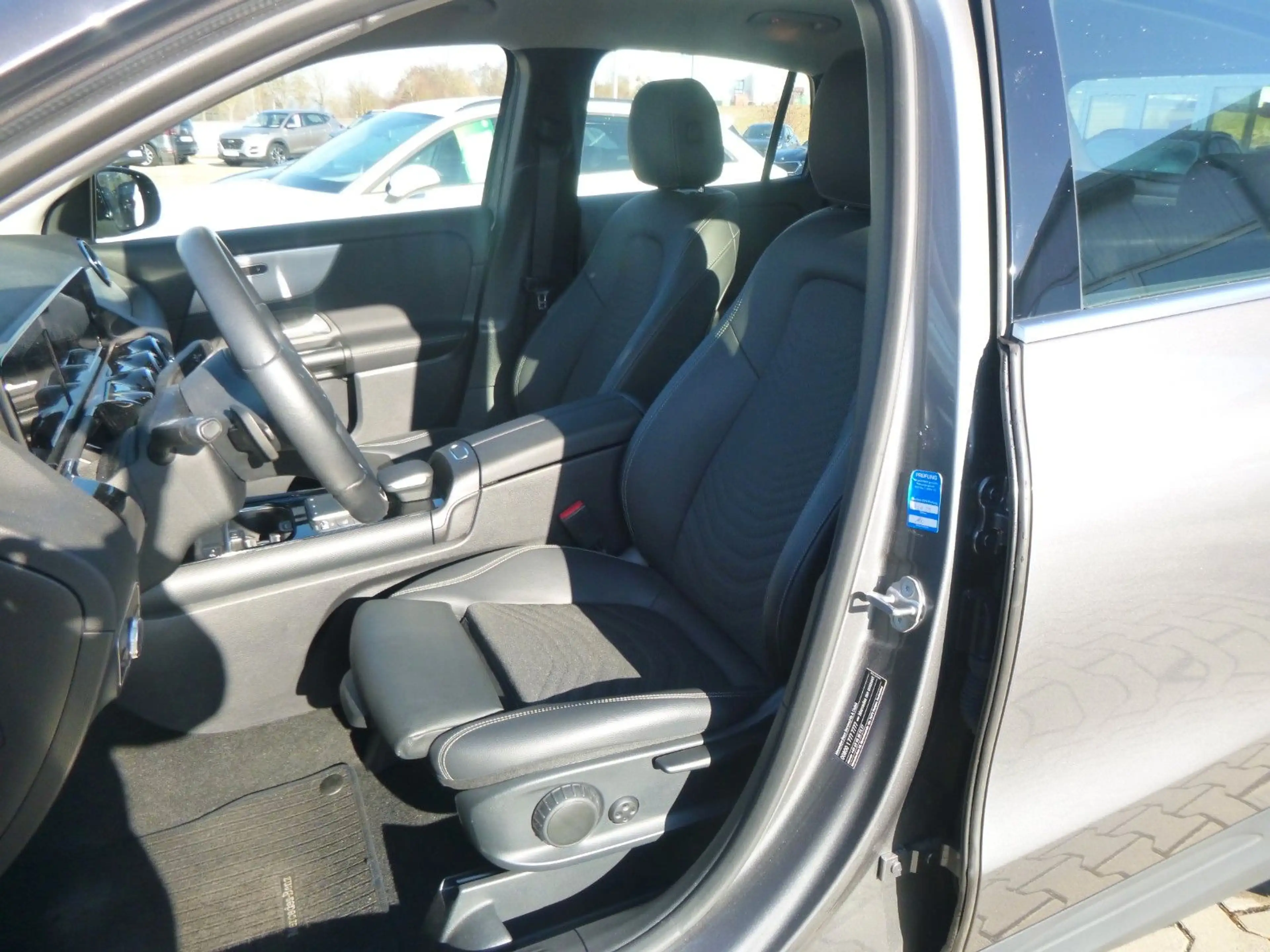 Mercedes-Benz GLA 200 AUT/LED/NAV/SHZ/Teilleder — photo 9