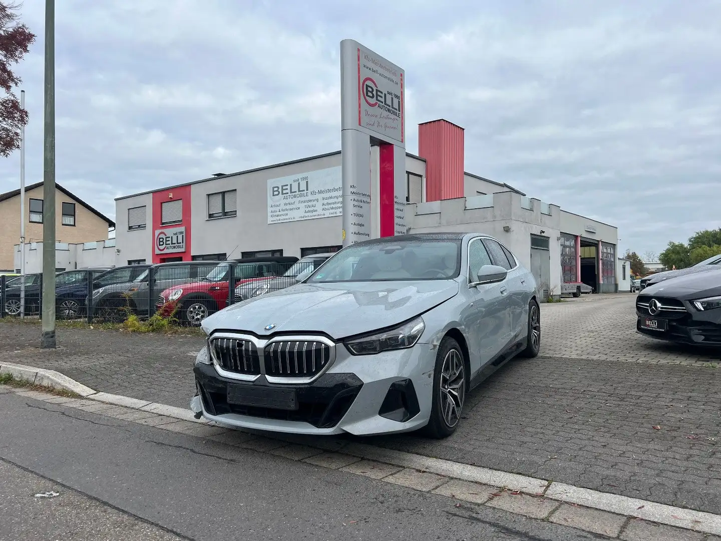BMW 520 d xDrive M Sport Pano H&K 1.Hand Grau - 1