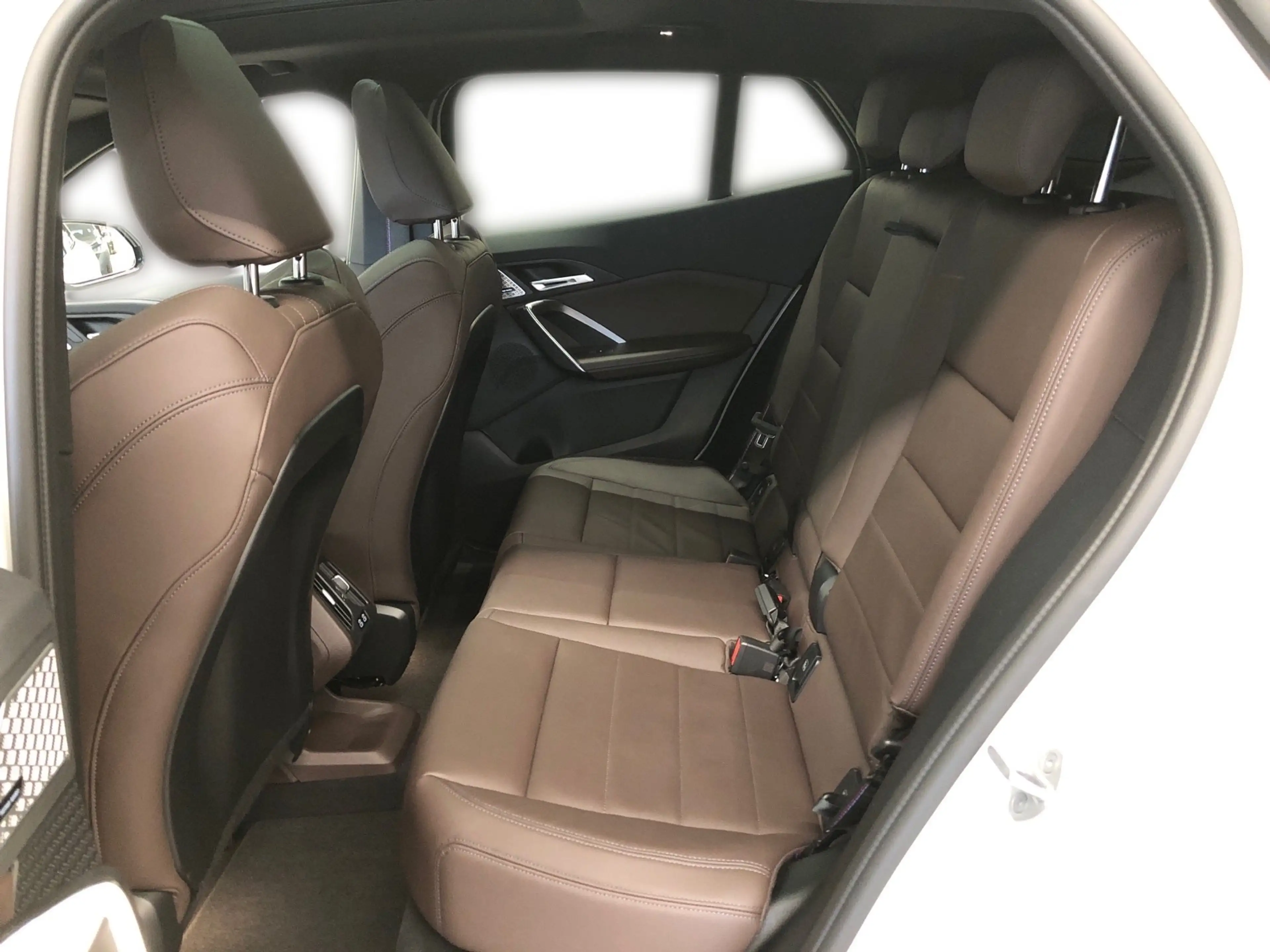 BMW iX2 xDrive30 — photo 7