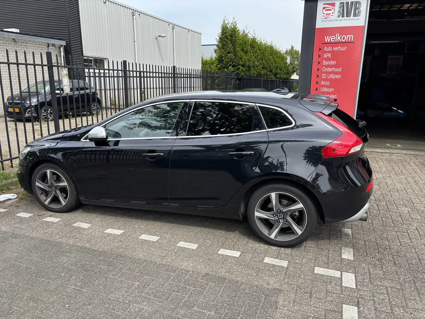 Volvo V40 1.6 T2 Summum Schwarz - 1
