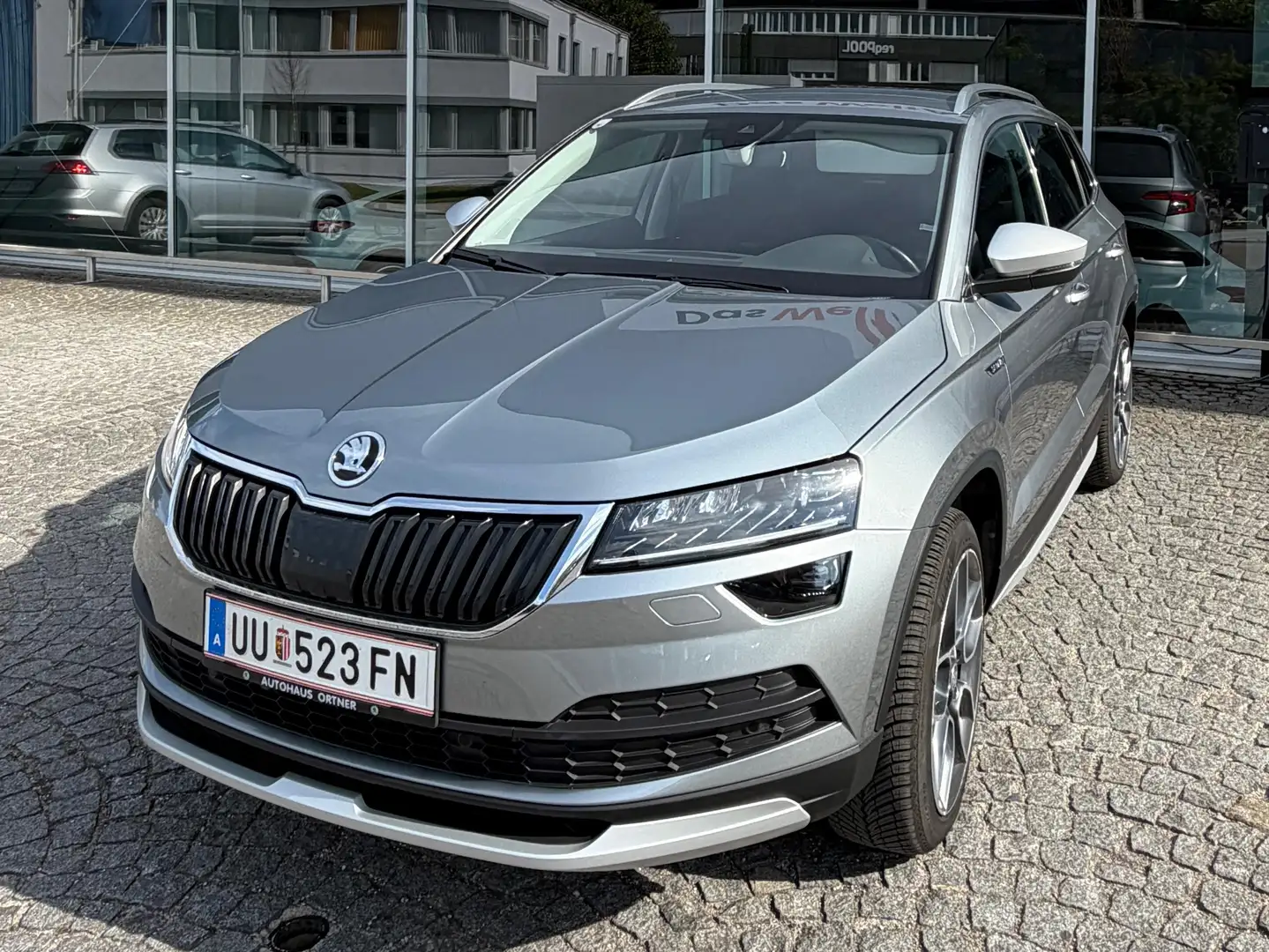 Skoda Karoq Karoq 2,0 TDI SCR 4x4 Scout DSG Scout Grau - 2