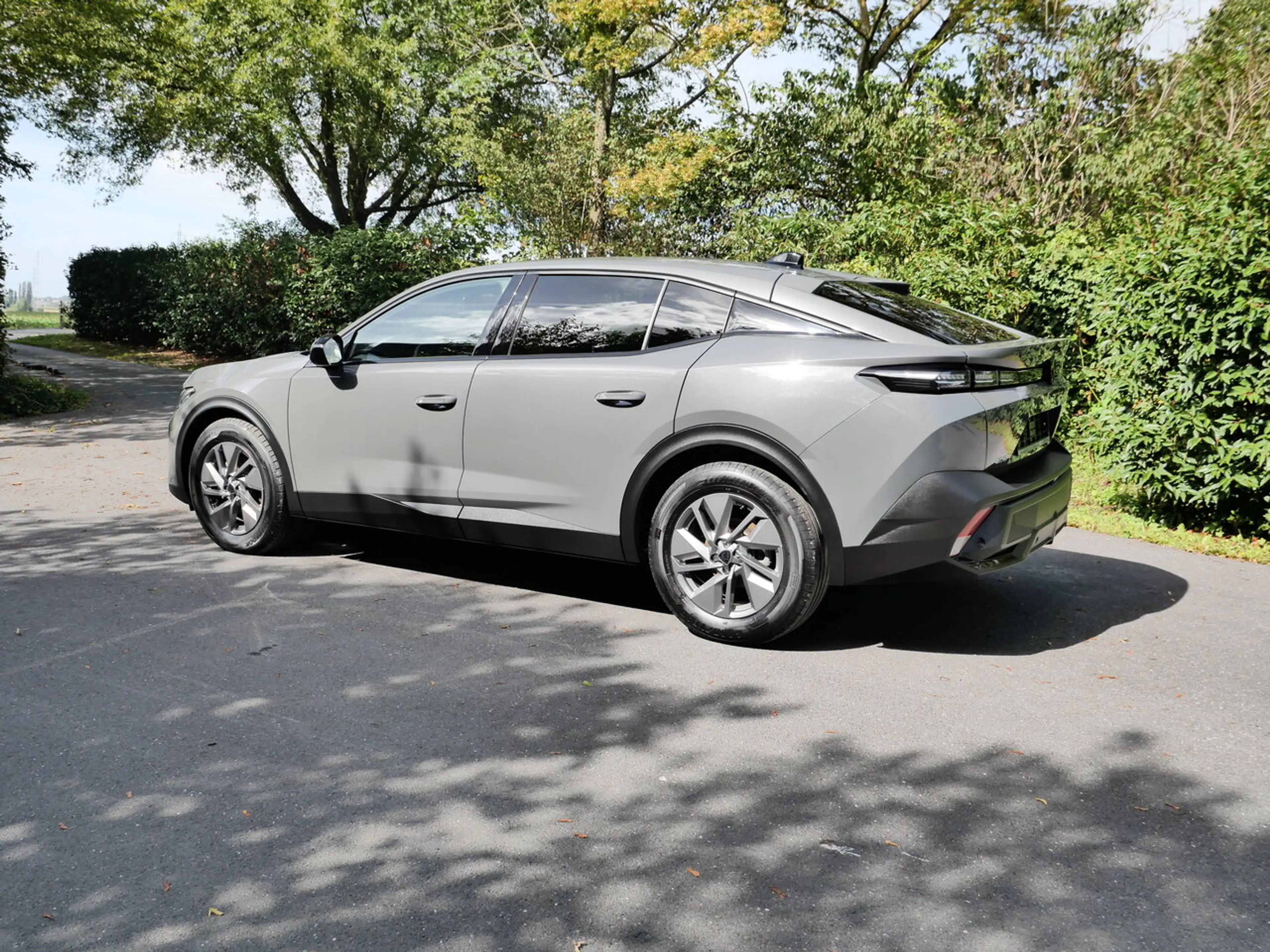 Peugeot 408 Allure Hybrid — photo 11