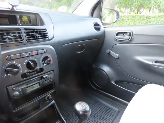Daihatsu Cuore view 13