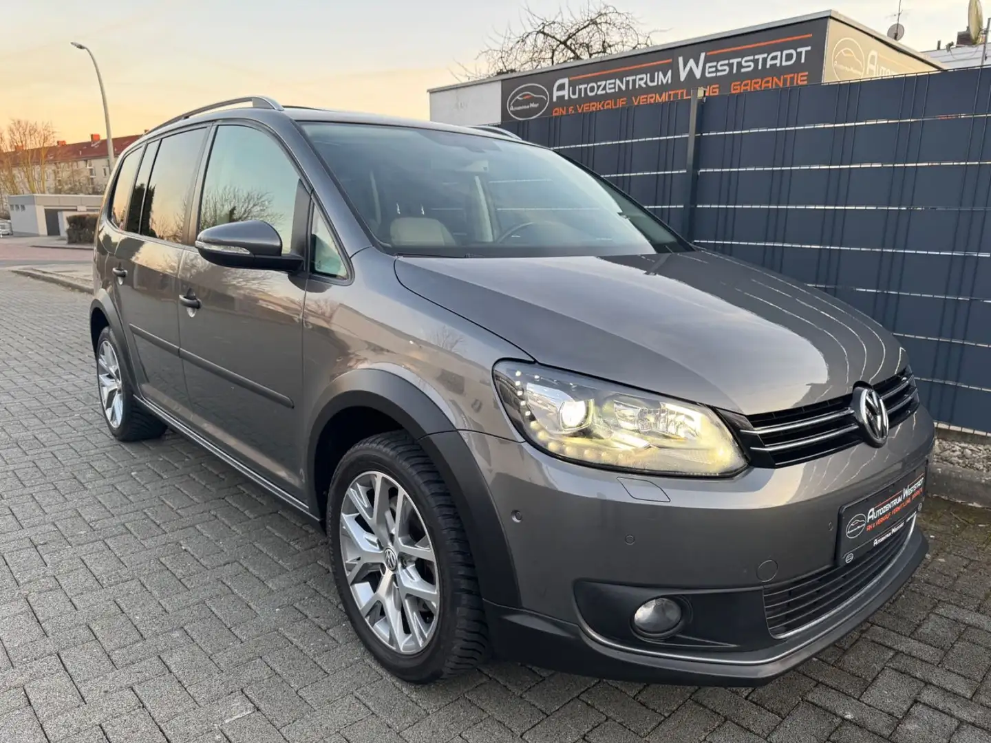 Volkswagen Touran CrossTouran, Pano, Navi, Xenon,Kamera,AHK Gris - 2