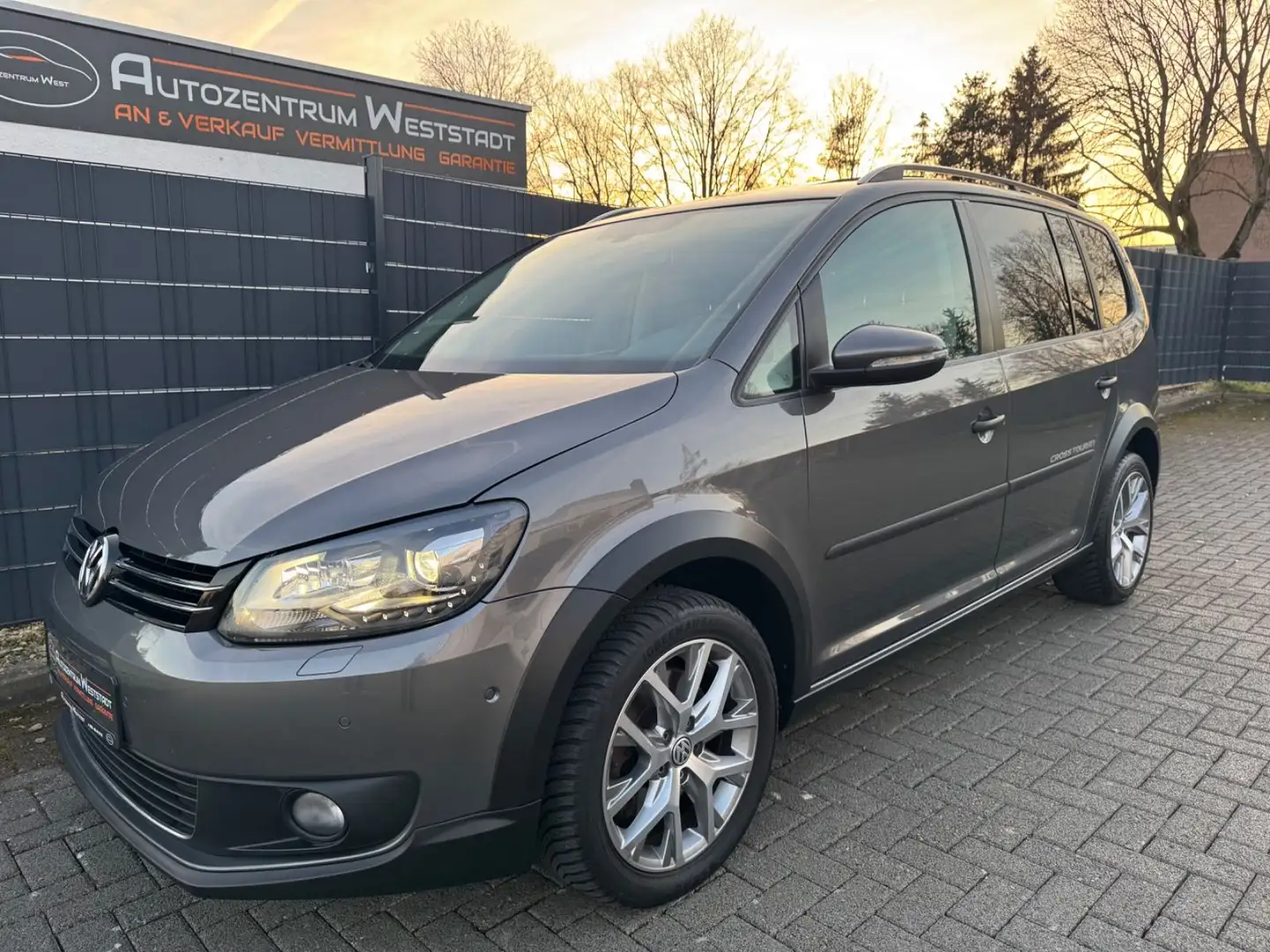 Volkswagen Touran CrossTouran, Pano, Navi, Xenon,Kamera,AHK Gris - 1