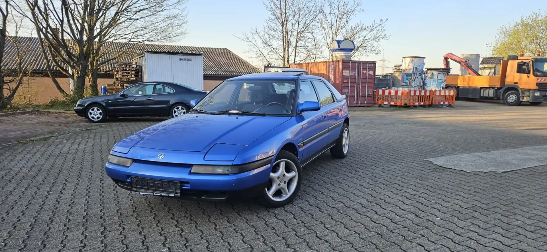 Mazda 323 Blau - 2