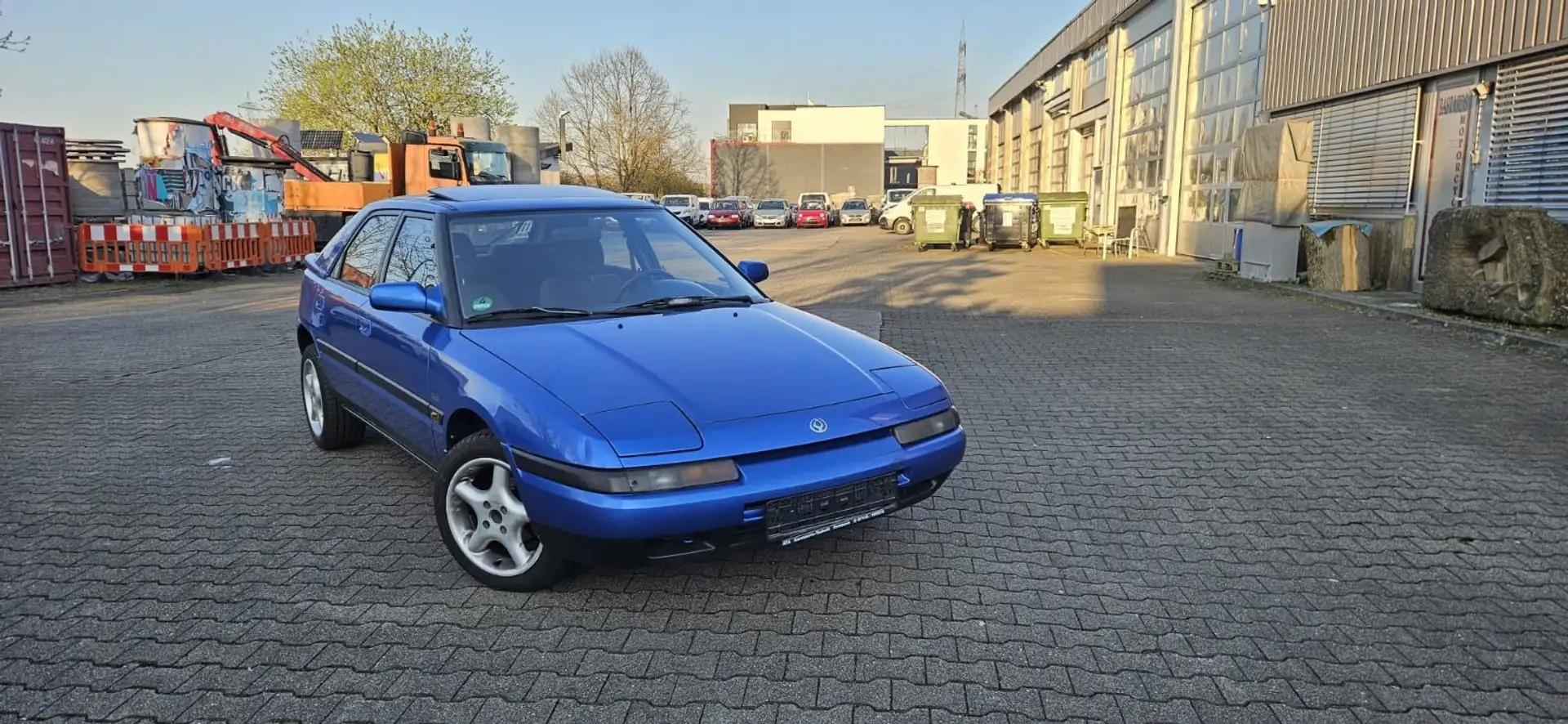 Mazda 323 Blau - 1