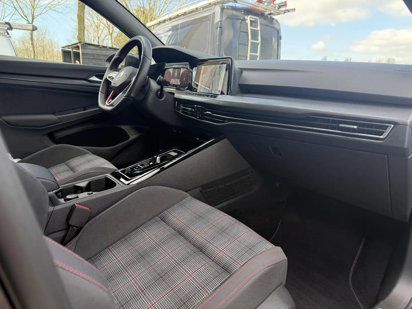 Volkswagen Golf GTI 2.0 TSI 245PK l Stoel verwarming l Navigatie Zwart - 2