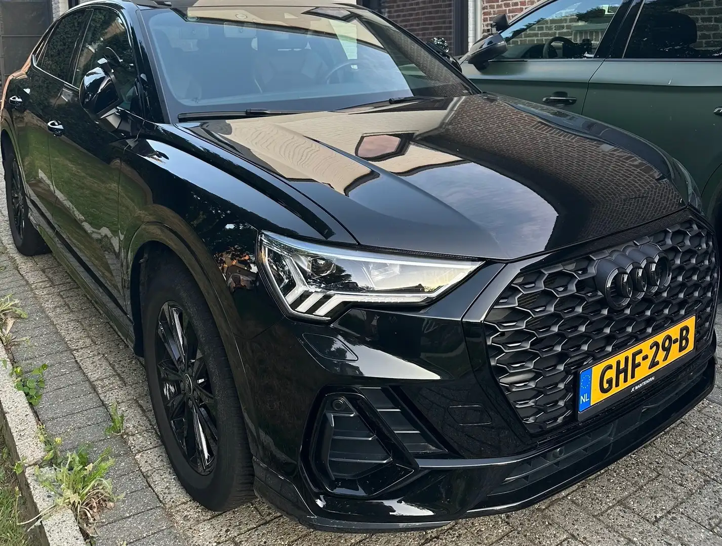 Audi Q3 Sportback (S-LINE) Zwart - 2