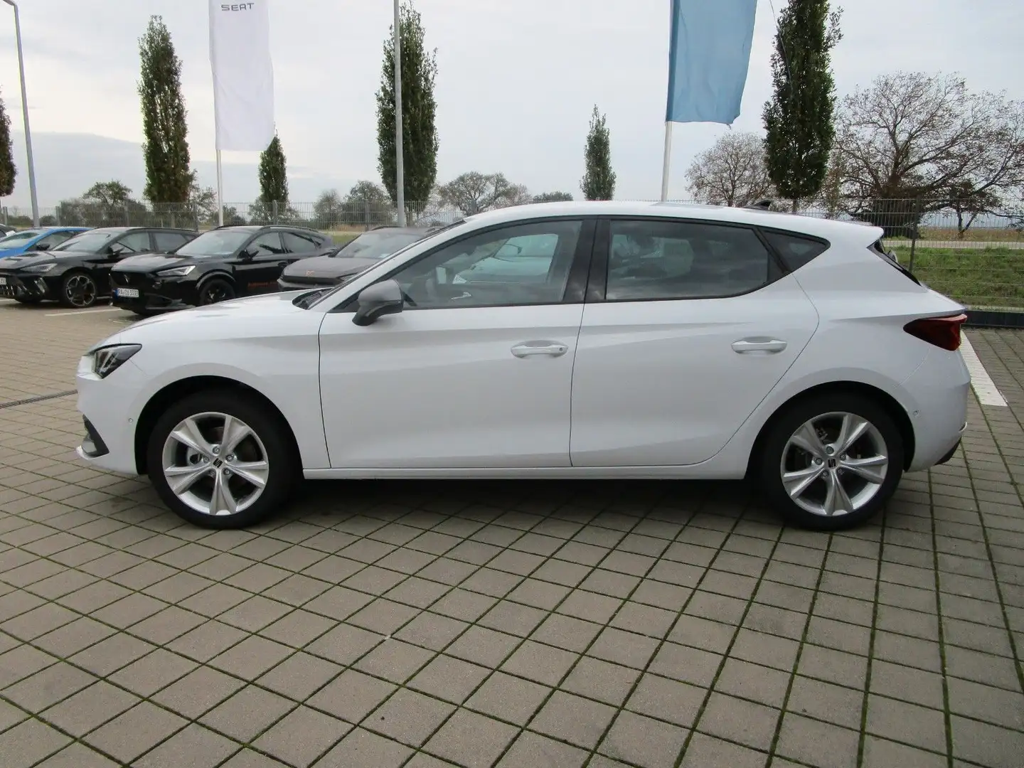 SEAT Leon Leon FR 1.5 eTSI DSG *NAVI*SHZ*PDC*ACC* Blanc - 2