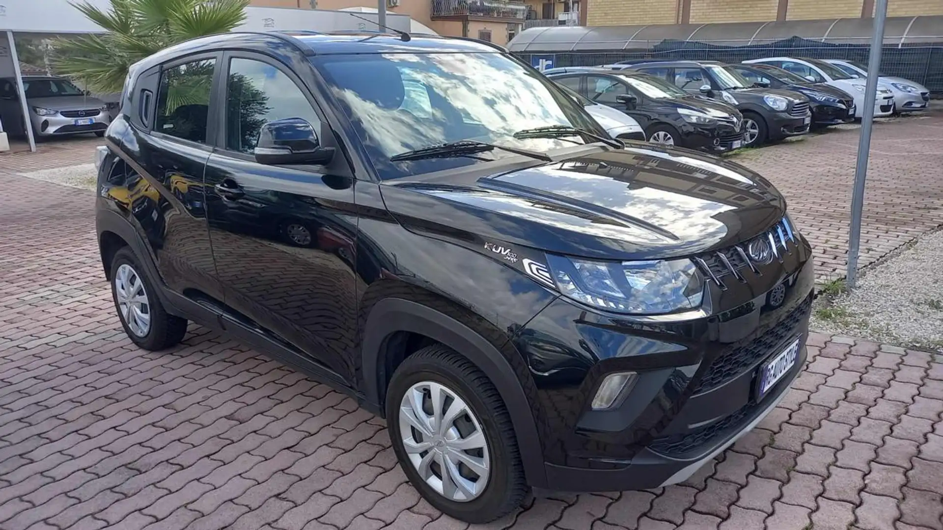 Mahindra KUV100 1.2 VVT K6+ (GPL) Schwarz - 2