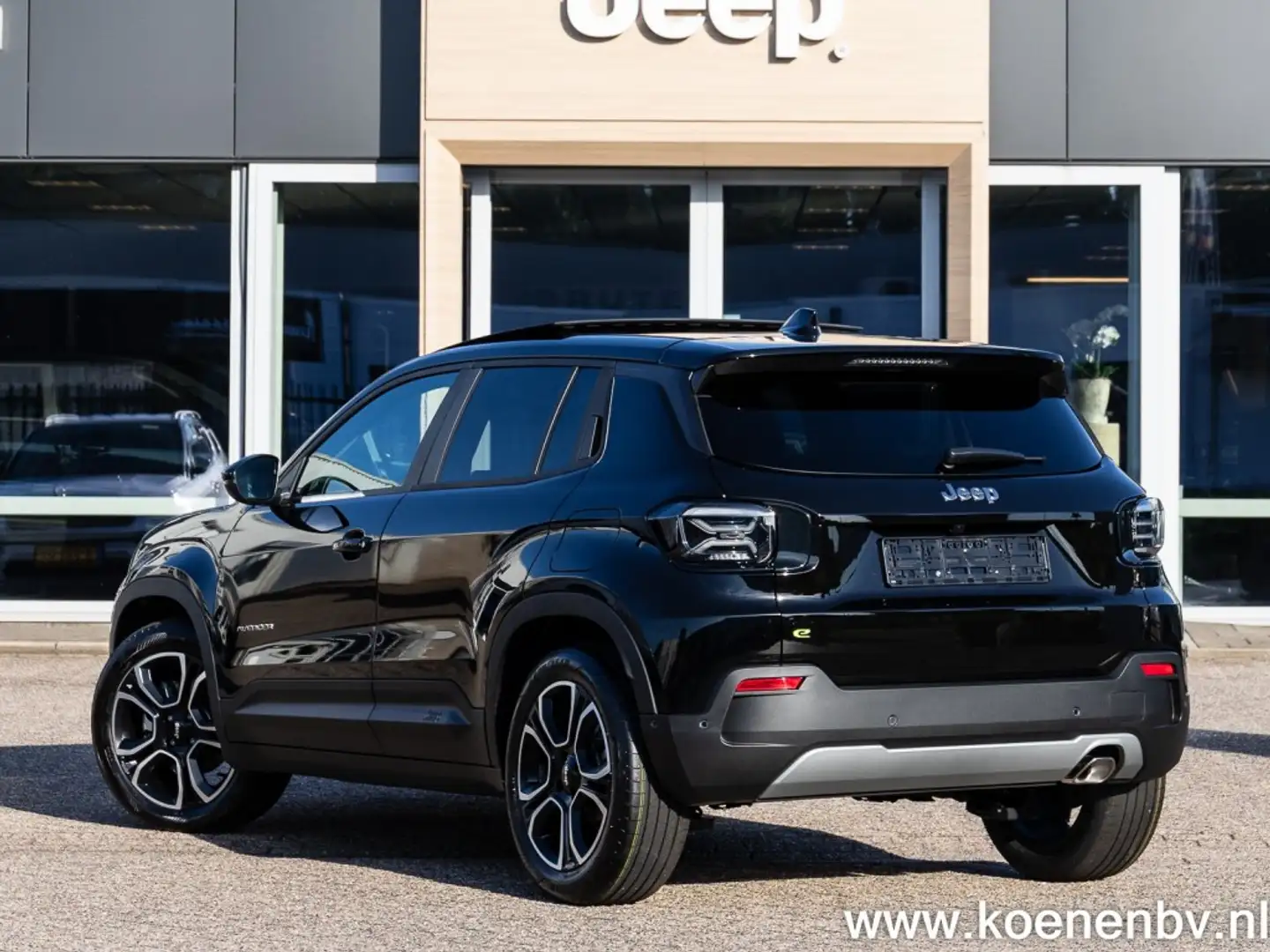 Jeep Avenger 1.2 E-Hybrid SUMMIT Auto. PANO / LEER / ENTERTAINM Zwart - 2