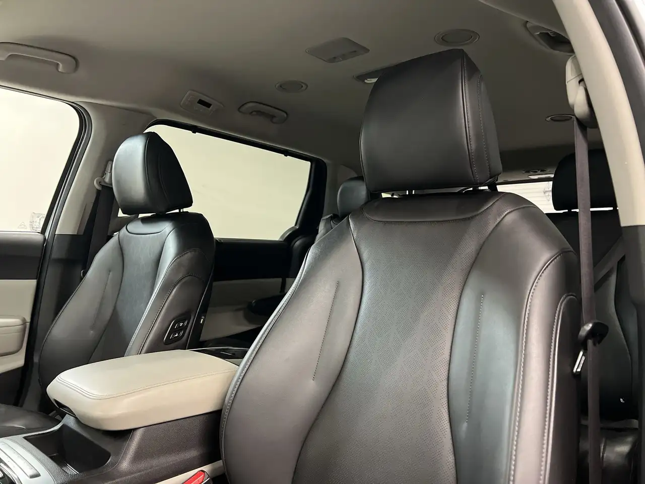 Kia Carnival снимка Kia Carnival