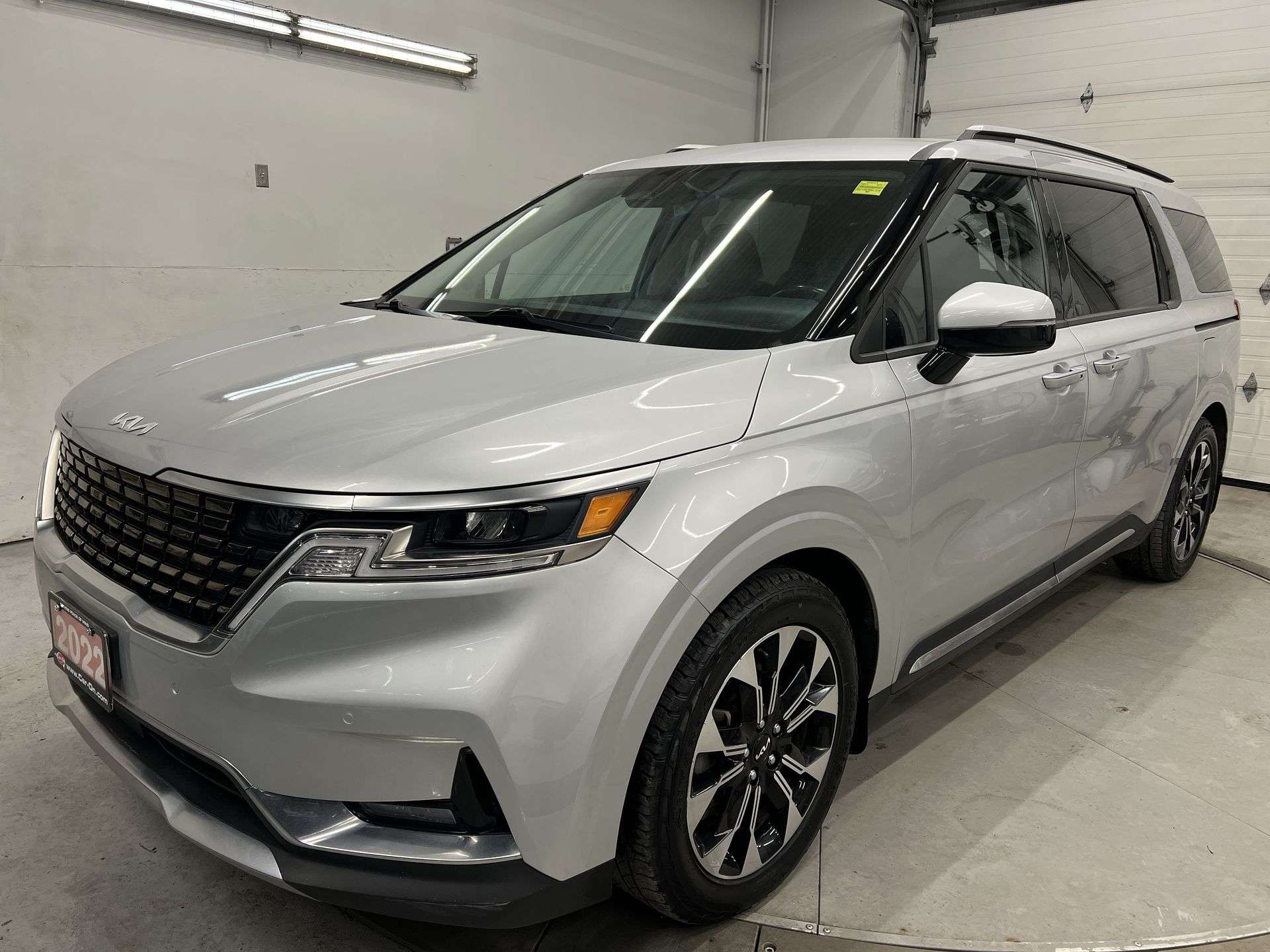 Silver 2022 Kia Carnival Minivan Front-Wheel Drive Automatic