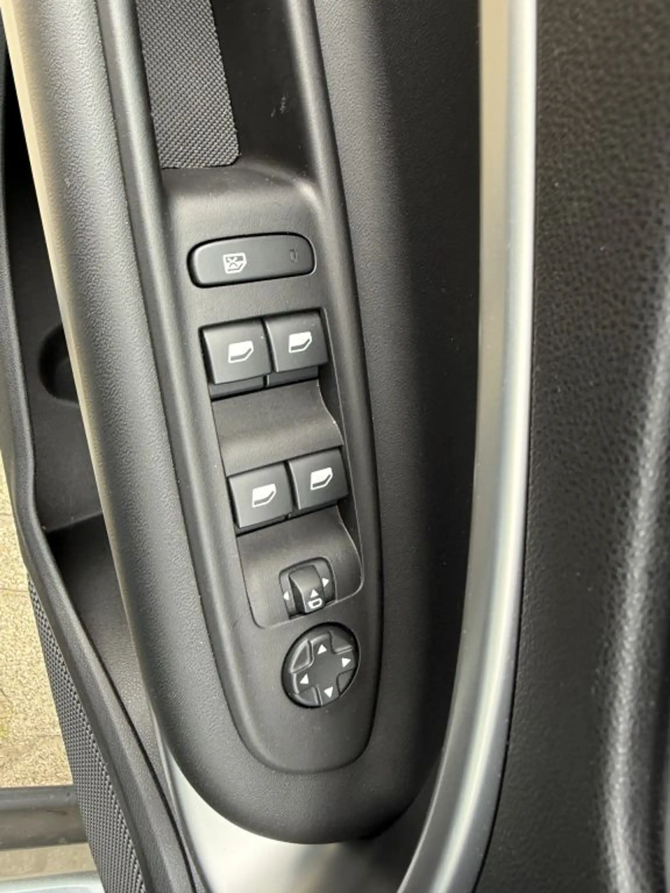 Jeep Avenger 1.2 GSE T3 Turbo-Benzin GDI Summit — photo 15