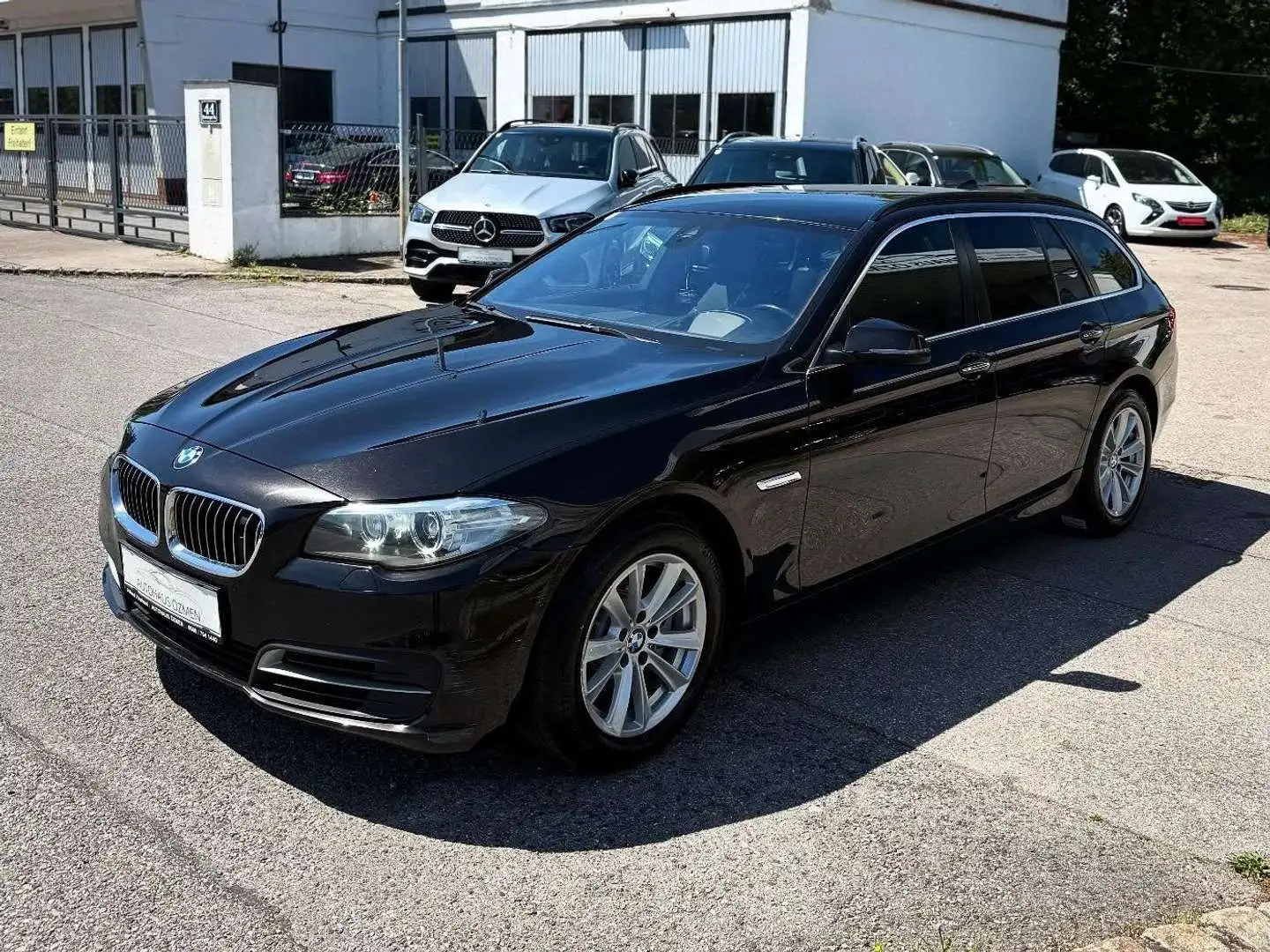 BMW 520 xDrive Touring Aut. *Soft-Close *Night-Vision *HUD Zwart - 1