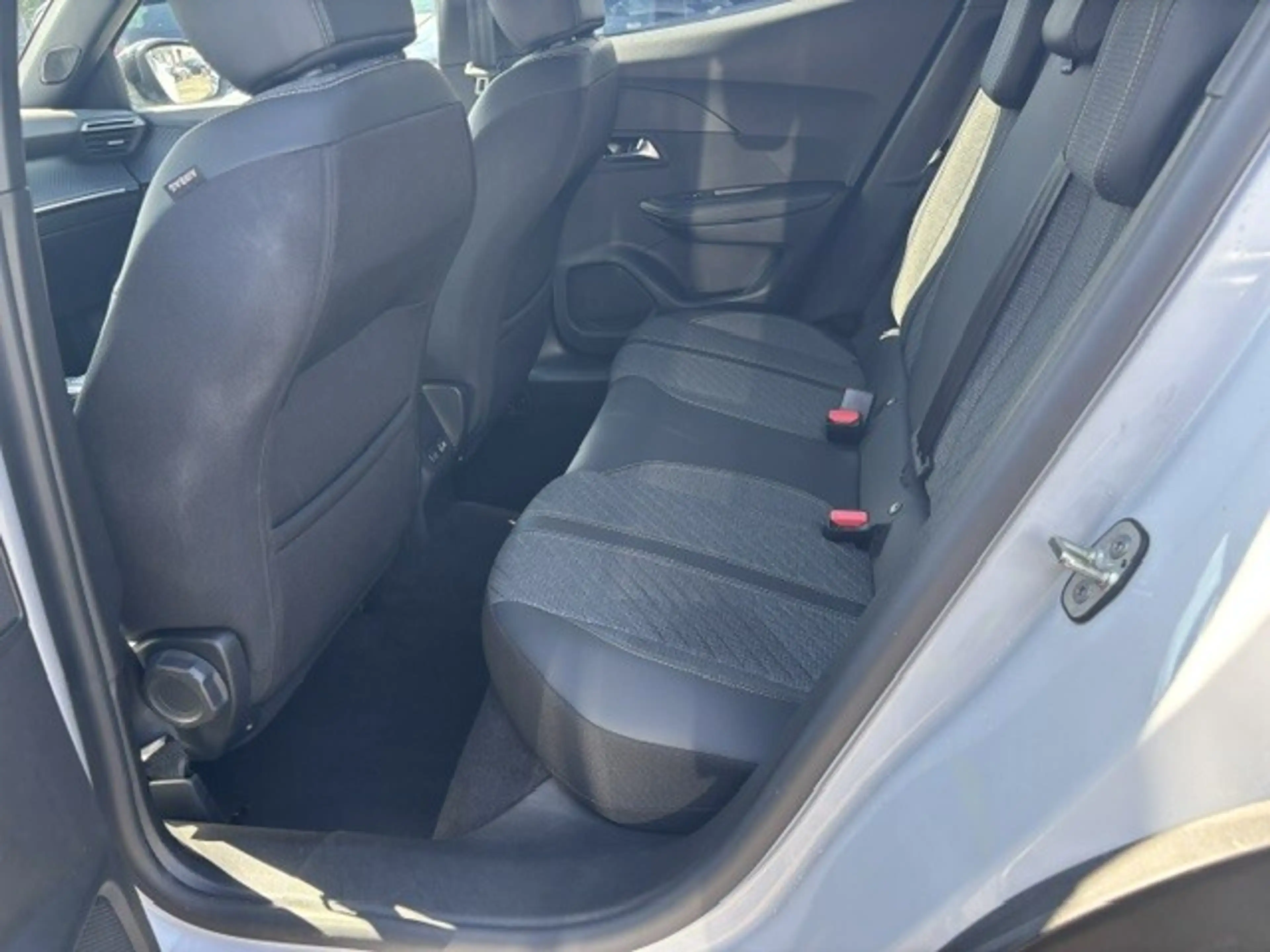 Peugeot 2008 Hybrid 145 e-DCS6 Allure — photo 12