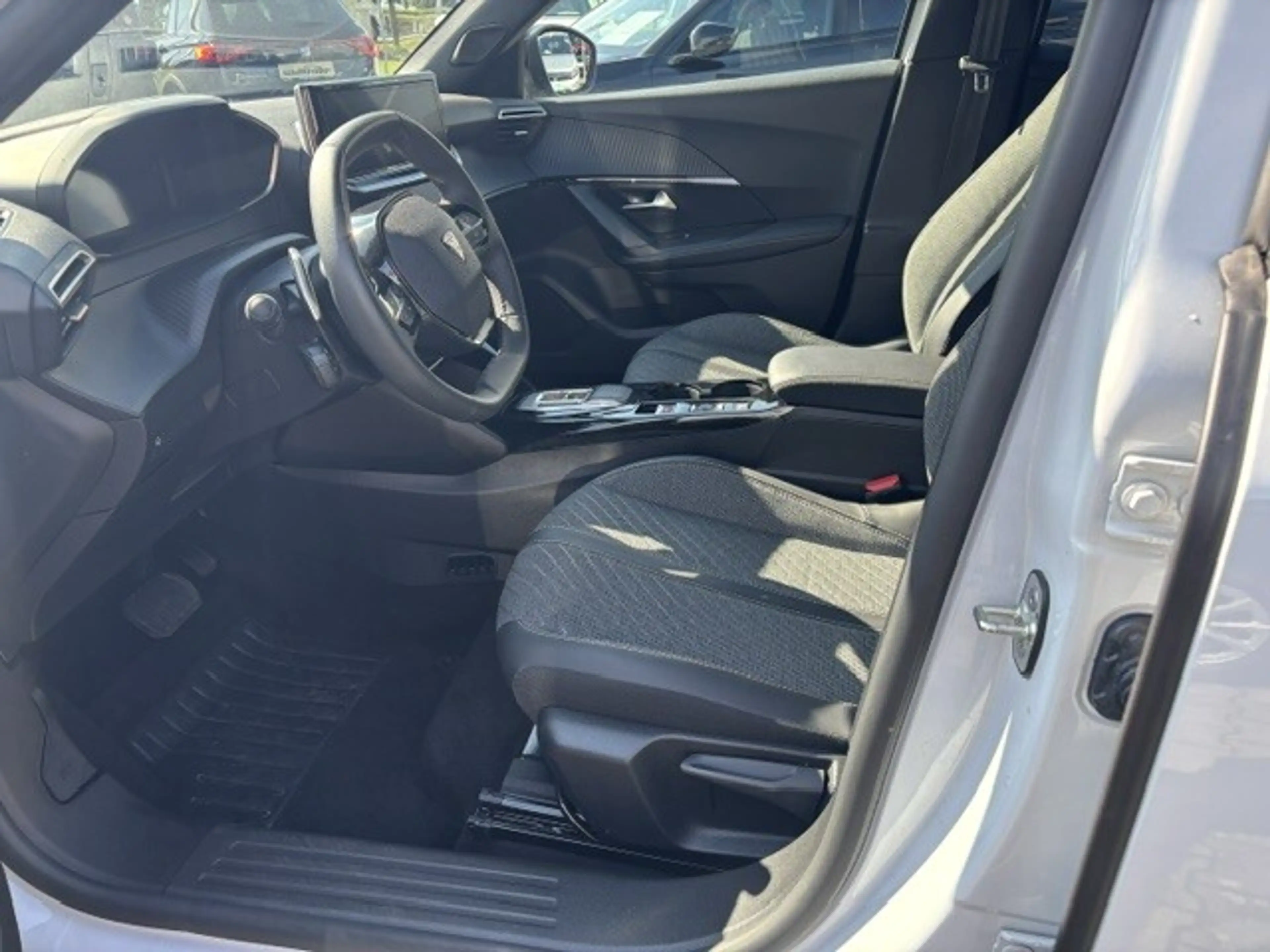Peugeot 2008 Hybrid 145 e-DCS6 Allure — photo 6