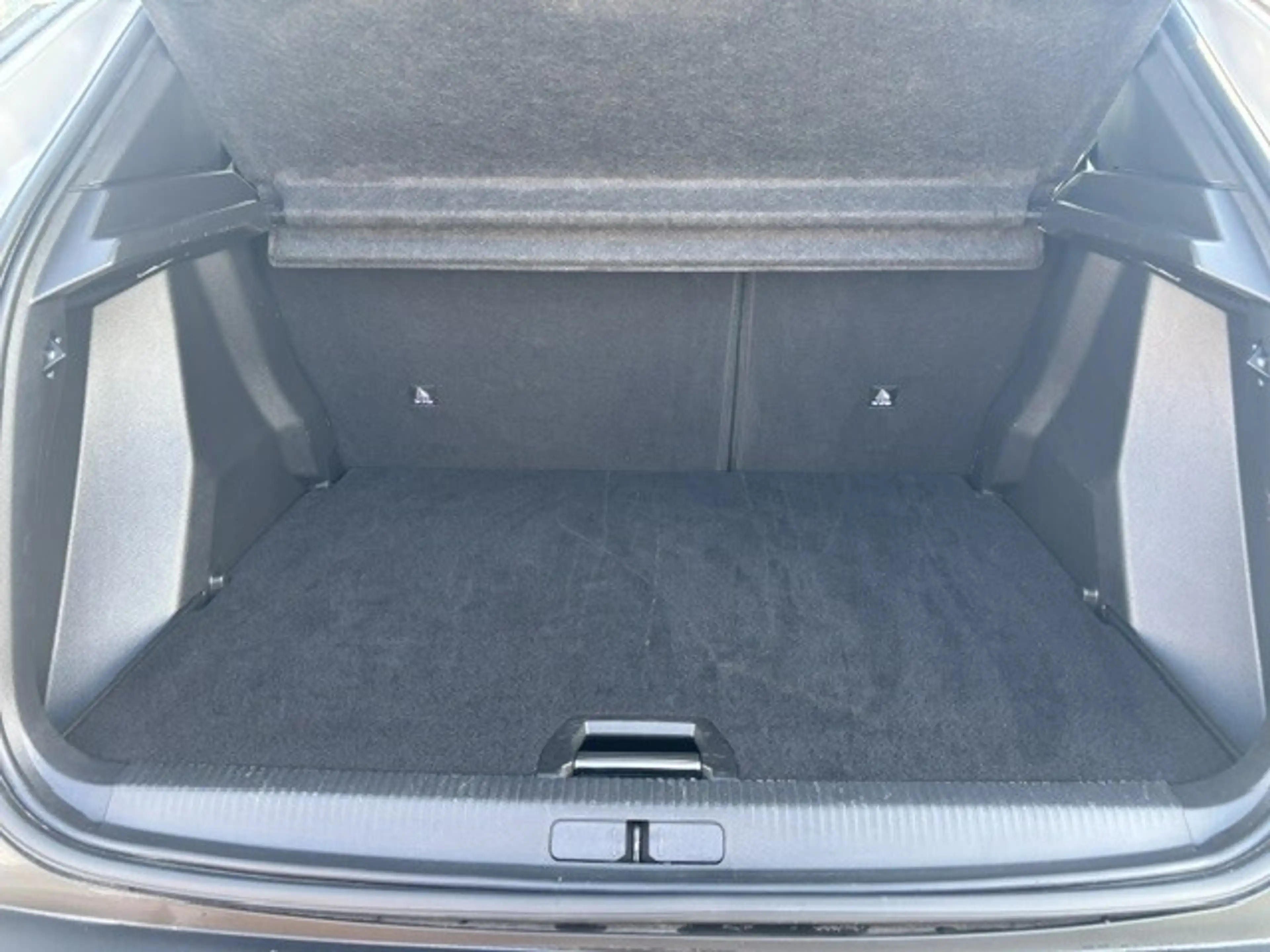 Peugeot 2008 Hybrid 145 e-DCS6 Allure — photo 11