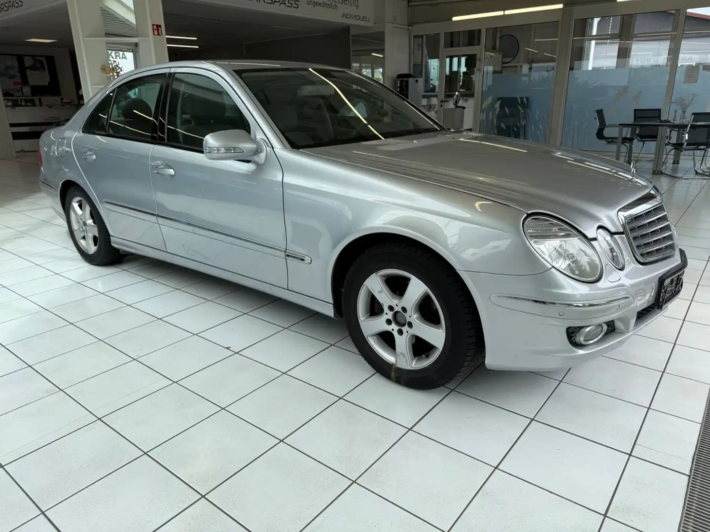 Mercedes-Benz E 280 Lim. E 280,Automatik,Leder,Xenon,Navi,TÜV-NEU, Srebrny - 1