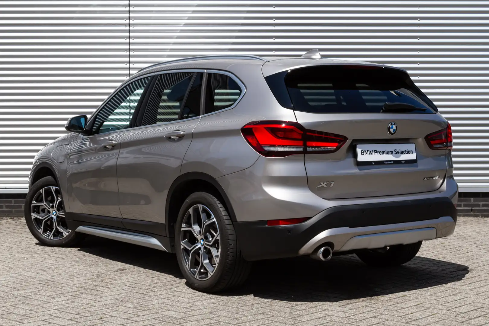 BMW X1 xDrive25e xLine Automaat / Panoramadak / Trekhaak Zilver - 2
