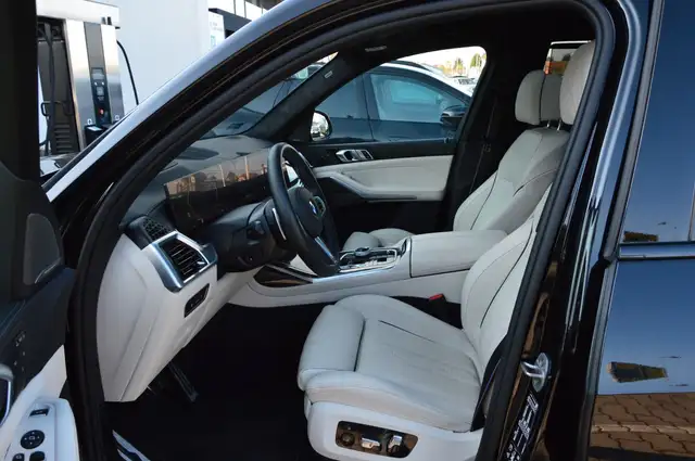 BMW X7 view 12