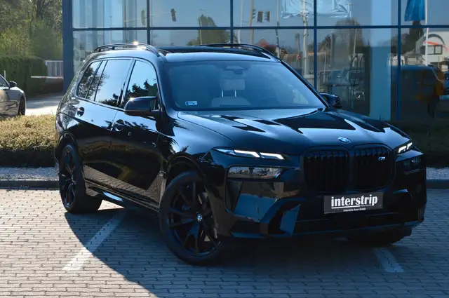 BMW X7 view 3