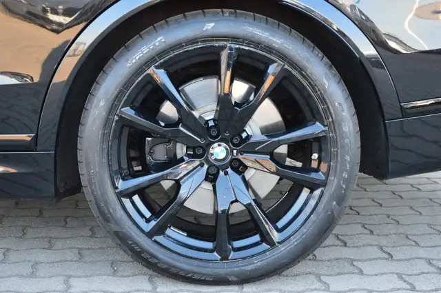 BMW X7 view 11