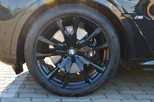BMW X7 view 10