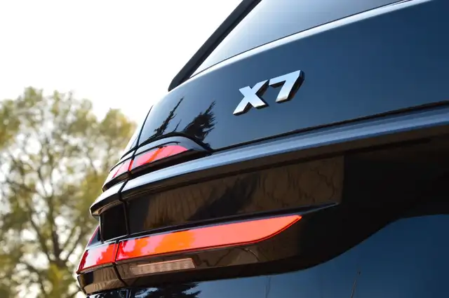 BMW X7 view 8