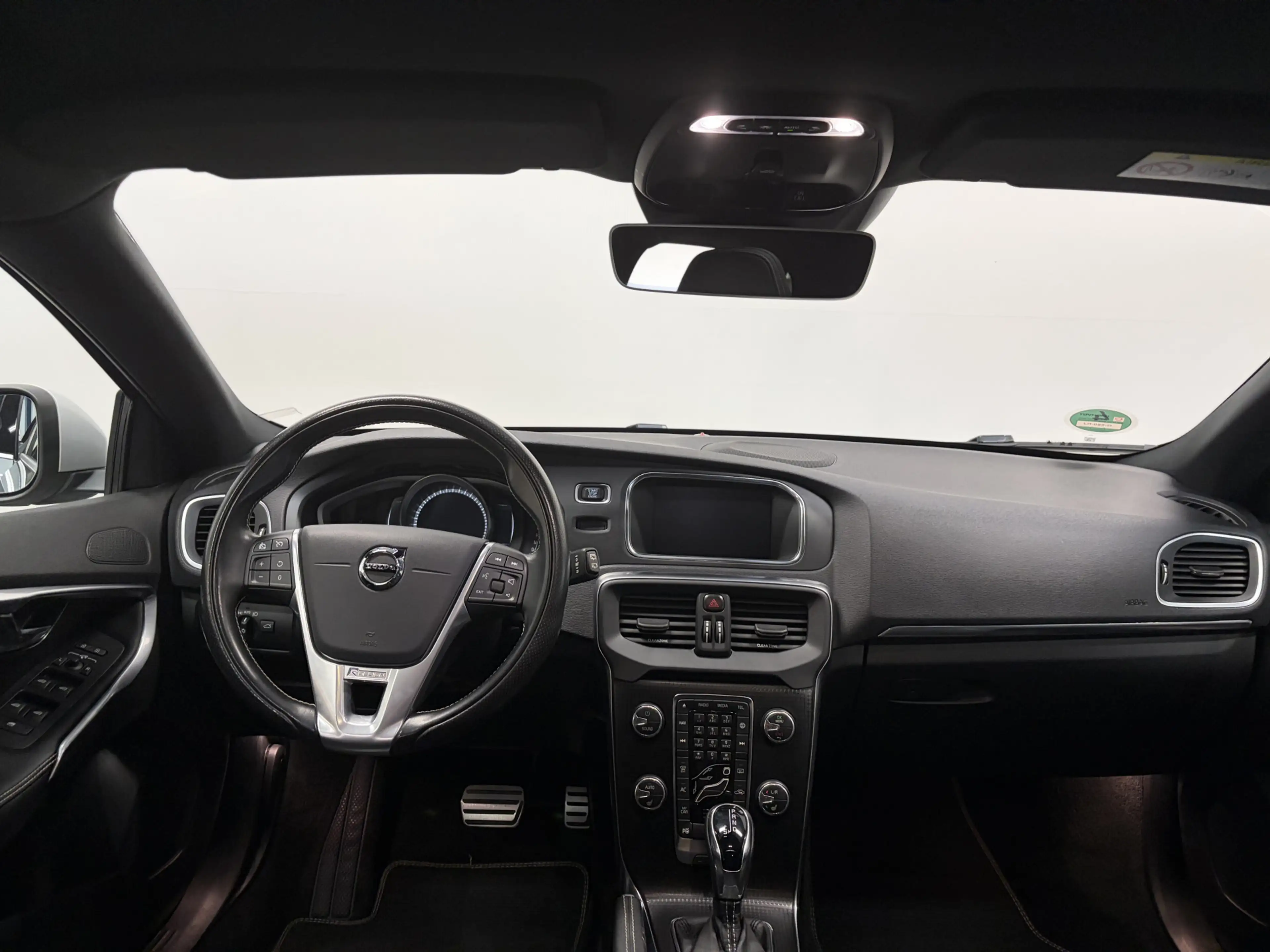 Volvo V40 T3 153pk AUT6 Polar+ Sport Trekhaak 1500kg/ Clima/ — photo 2