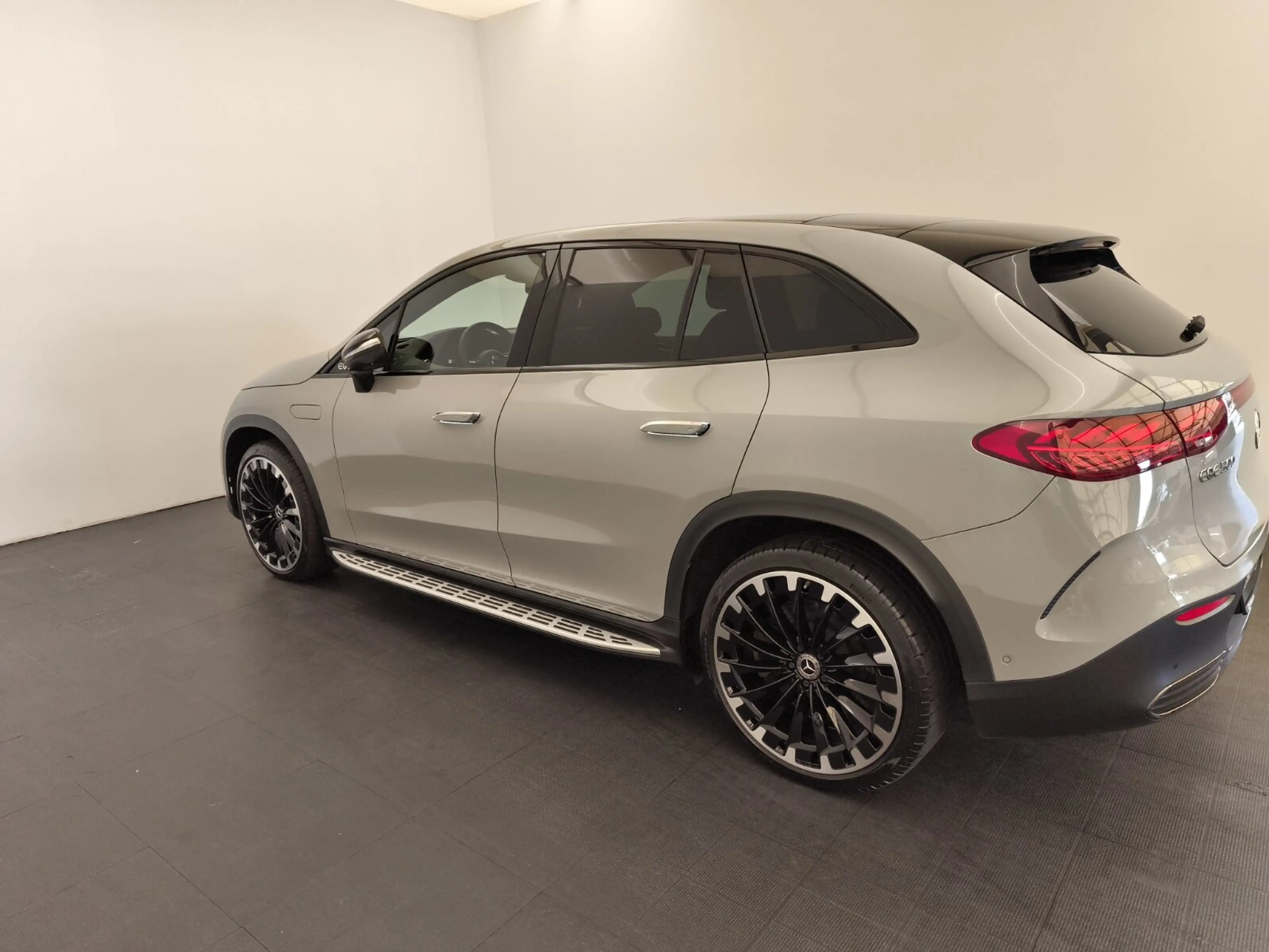 Mercedes-Benz EQE SUV EQE 500 4M SUV AMG Premium+ Hyperscreen AHK Night — photo 9
