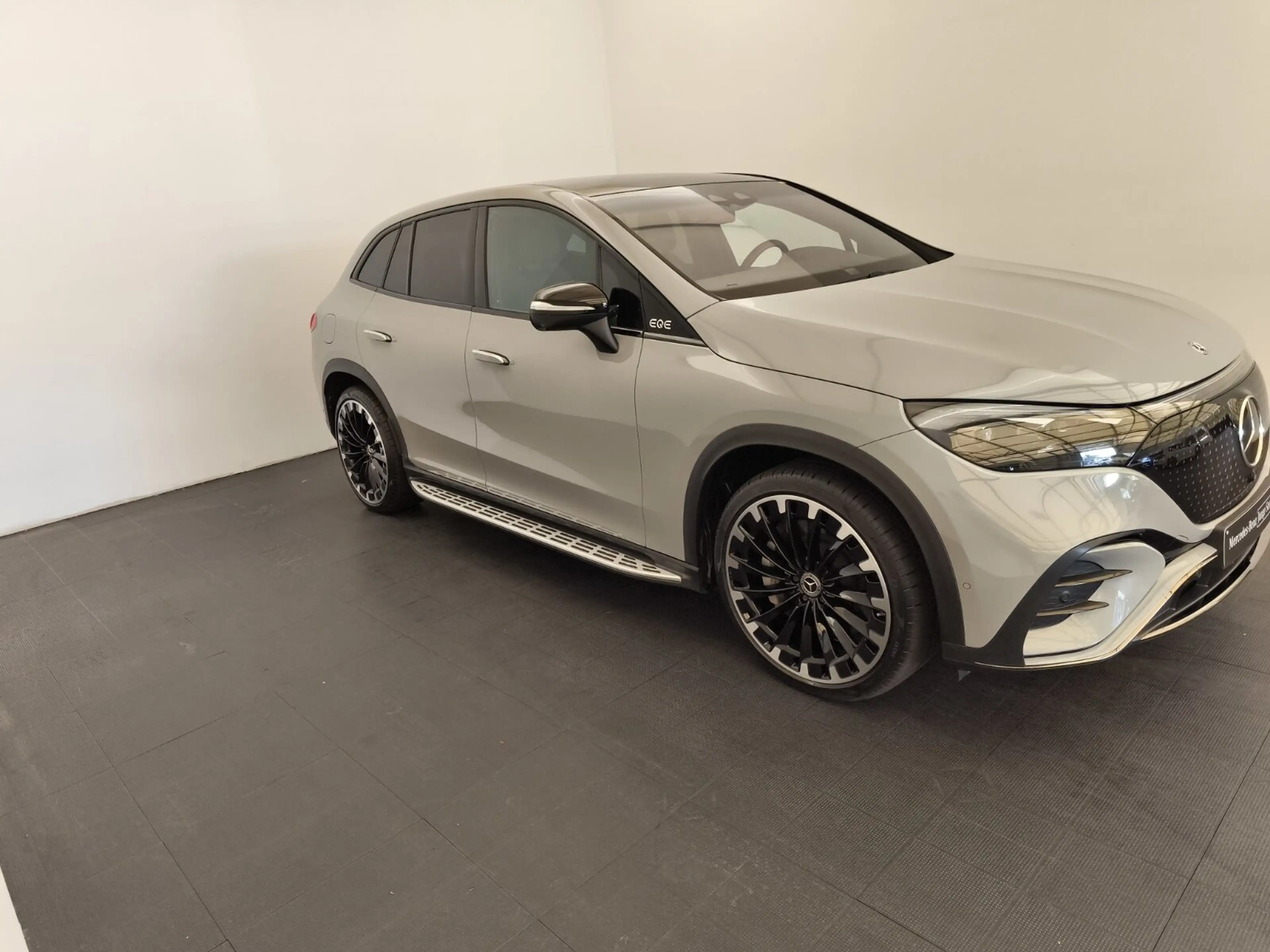 Mercedes-Benz EQE SUV EQE 500 4M SUV AMG Premium+ Hyperscreen AHK Night — photo 5